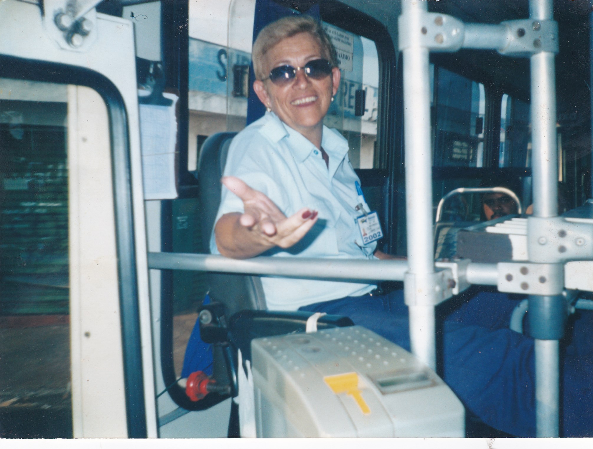 Luciana de oliveira (a inhasinha de todos voces) nome de batismo Maria aparecida luciano de oliveira, na foto em sua profissão de cobradora de onibus em ribeirão preto