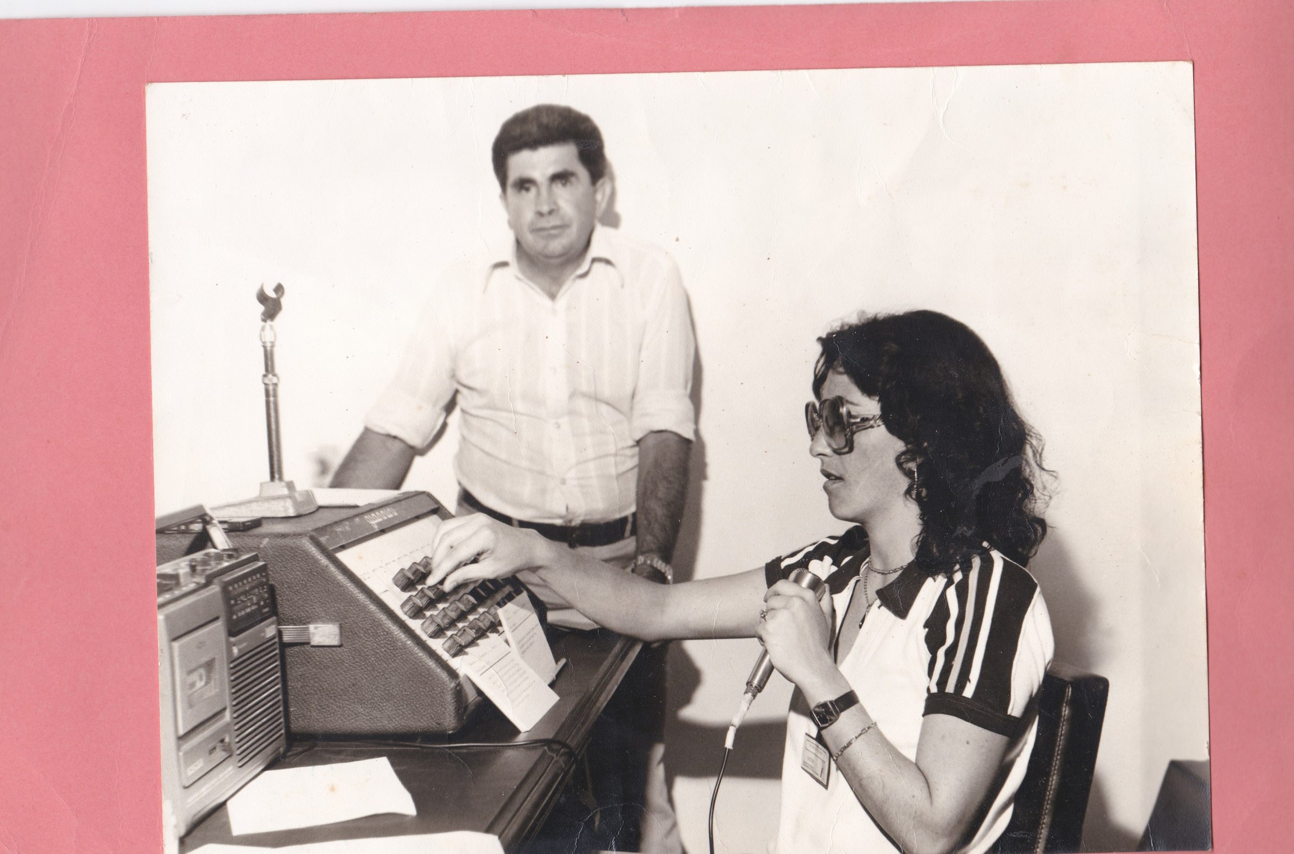 luciana de oliveira operando equipamentos de radio