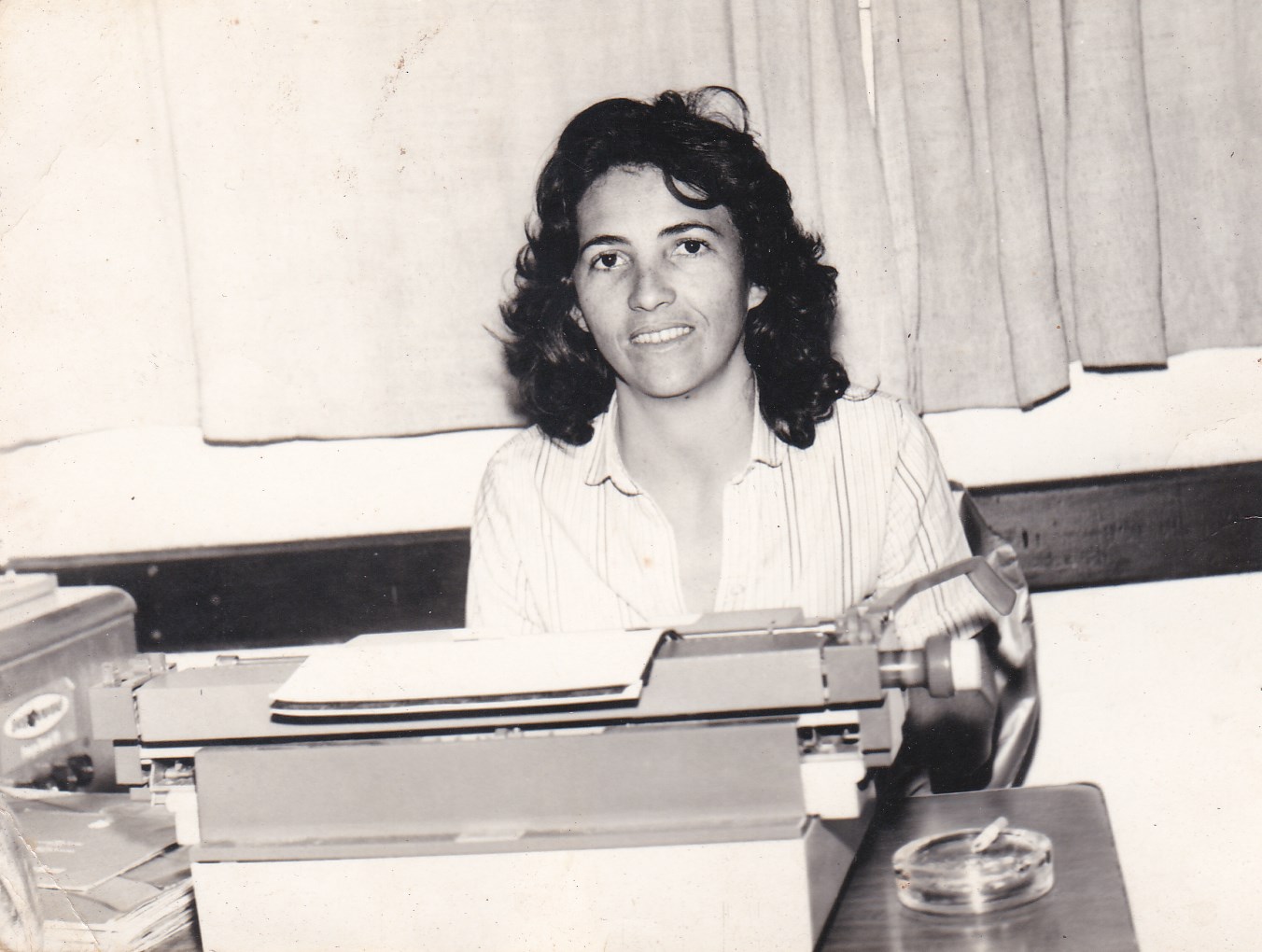 luciana de oliveira trabando como discotecária em rádio de ribeirao preto
