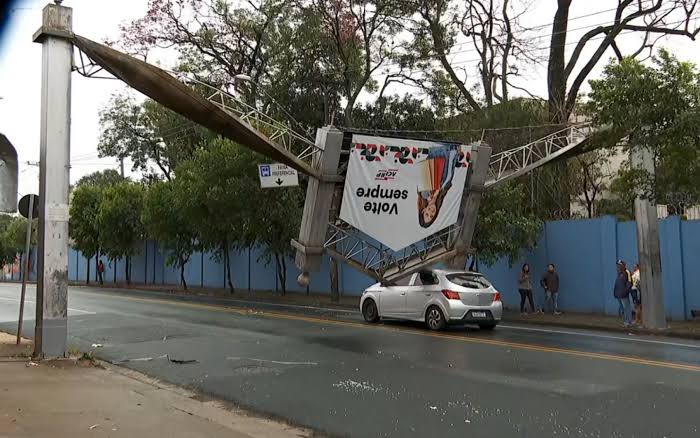 Portal de Entrada do Bairro Ipiranga Desaba e Atinge Veículo Durante Tempestade